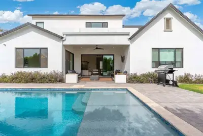 Image de Heated Pool, Fire pit, backyard grill, Phoenix Dt