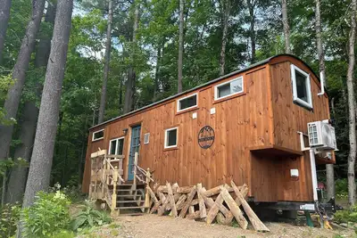 Image de Charming 2-bedroom Tiny Home with Ac, WiFi near Jay Peak and Canadian border!