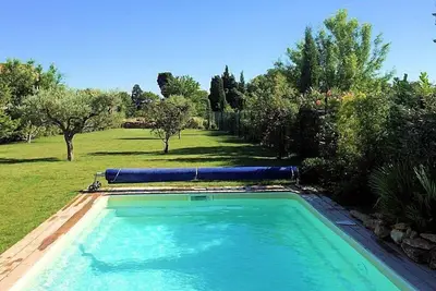 Image de Mas de vacances bien décoré à Ste-Cécile-les-Vignes, piscine chauffée.