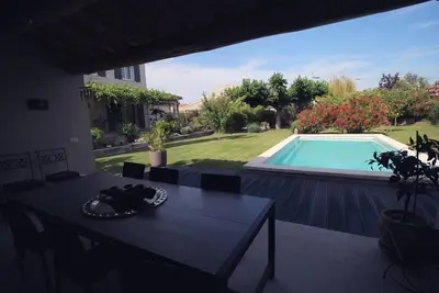 Image de Entre Avignon et St-Rémy-de-Pce, villa climatisée avec piscine clôturée, animaux acceptés (. . .