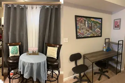 Image de Chicago-Themed Apartment in West Town, Close to transportation and shops.