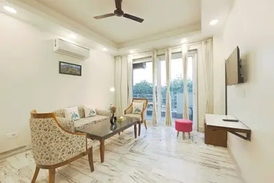 Image de Child friendly Retreat w balcony & tub King Bed