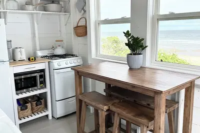 Image de Adorable Beach Front Cottage on Moody Beach