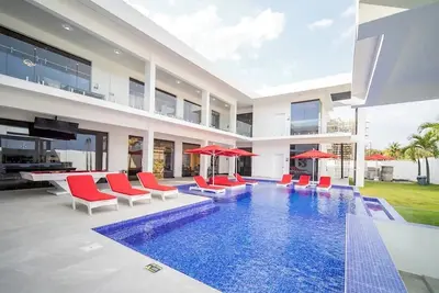 Image de 13br Villa: Ultra-Modern Design, Premium Billiard, private pool