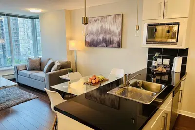 Image de Downtown Vancouver, 1 Bd room and den, pool, gym, free parking, skytrain, view