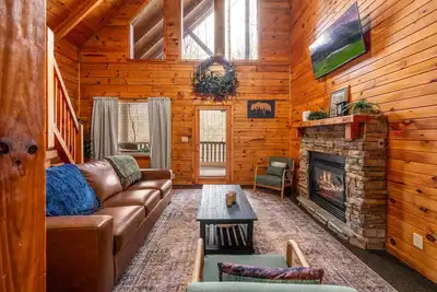 Image de Cozy Cabin Retreat: Hot Tub, Fire Pit & Game Room – Perfect Getaway!