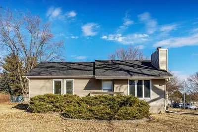 Image de Newly remodeled 3-bedroom ranch with pool table, patio, and grill in Urbandale.