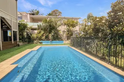 Image de Spacious 4-Bed Coastal Home with Water Views