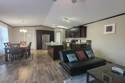 Image de Guest suite in town-2 bedrooms/private kitchen