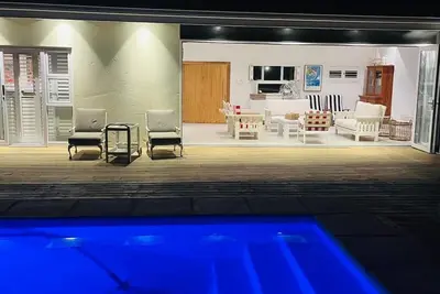Spacious, light 6-sleeper coastal bungalow with pool • Short walk to the beach