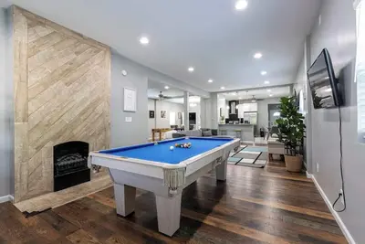 Eclectic & Spacious 6br w/ Pool Table & Foosball