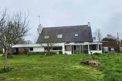 Image de Location à la semaine maison avec piscine intérieur 5 km de la plage