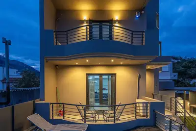 Villa Isida-Private Mini Pool-5'walk to the Beach-Nea Makri-30km from Airport