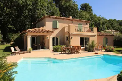 Image de Villa à proximité immédiate du centre du charmant village d'Eguilles