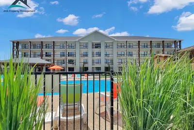 Image de 109 Ground level, Walk to Convention Center and Landing