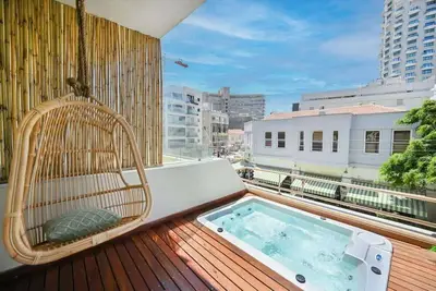Central apartment with Jacuzzi near Bograshov Beach by HolyGuest