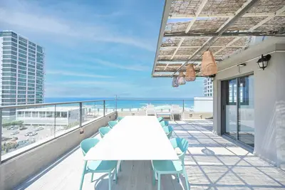 Image de Glam 4br Overlooking Banana Beach by HolyGuest