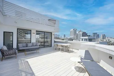 Image de Spacious 4br near the beach w Jacuzzi by HolyGuest