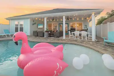 Image de Private Saltwater Pool! Lux Vibe! Dogs Ok! Golf Cart! 3 Mins To Beach! Sleeps 9!