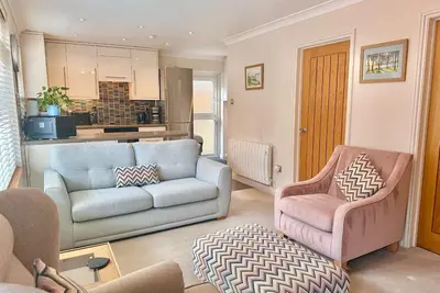 Image de Pass the Keys | Sarlou Close, Limeslade Bay | Coastal Getaway
