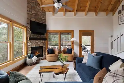 Image de Luxury Riverfront Cabin HotTub~Sauna~Fire Pit~Games!