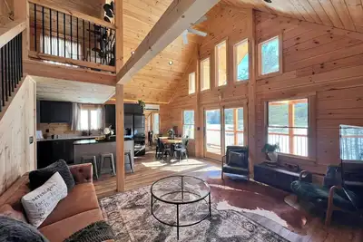 Image de Modern & Cozy Lakefront Cabin: Rustic Charm and Serene views