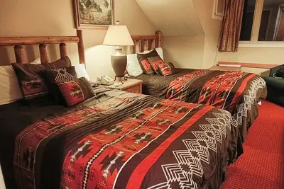 Image de Mountainside efficiency w/ pool:  walk to ski lift and town