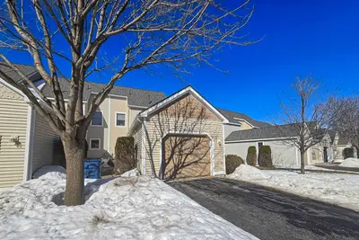 Charming 3 story condo, w/ a W/D & Wifi, near beaches & shared pool access