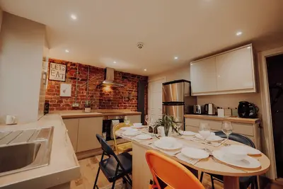 Image de Bright House. 13 minutes to the theme park. Family sized victorian terrace.