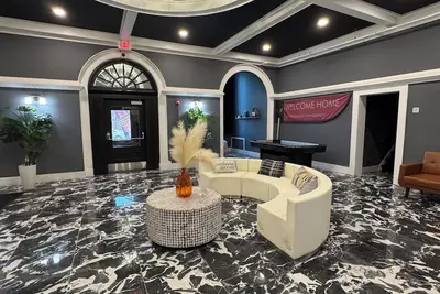 Image de The Peace Palace! \nFabulous 2-bedroom apartment, close to downtown Detroit.