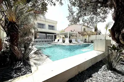 Image de Villa Jetsol au canal avec amarre piscine privé chauffée, jacuzzi à Empuriabrava
