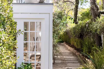 Image de This duplex is a 2 bedroom(s), 2 bathrooms, located in Montecito, Ca.