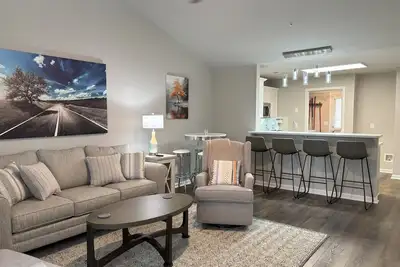 Image de New! Refurbished! 2br, 2 Bath. Sleeps 6. Easy walk to campus, downtown. Pristine