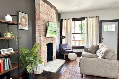 Image de Downtown Townhome with Private Hot Tub!