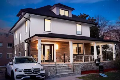 Spacious 7-bedroom, 5 Full bathroom house. Walkers Paradise No car required!
