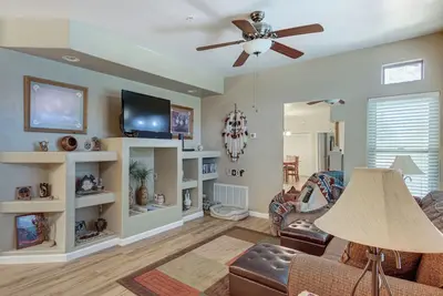 Image de Charming 2-bedroom condo in Chandler with Ac, 1-Gig WiFi & 2 Workstations