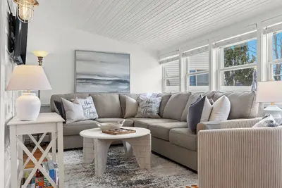 Image de Lily of the Valley Cottage ~ Cozy Lake Orion Gem
