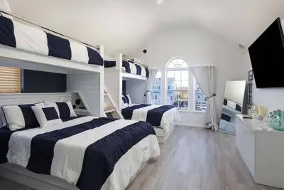 Image de Waterfront 5-bedroom house w/ Boat Lift & Jet Ski Docks. Short walk to beach.