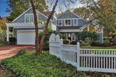 Image de Designer 6 bedroom, 5 bath house in Mashpee on Cape Cod.