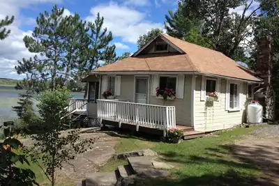Image de The Lakehouse 3 bedroom private cottage with lakeside deck and dock on Nipissing