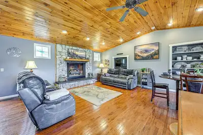 Image de Lakefront Cabin Retreat w/ Dock in Robbinsville!