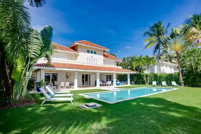 Image de Familiar White Manor with Golf Views