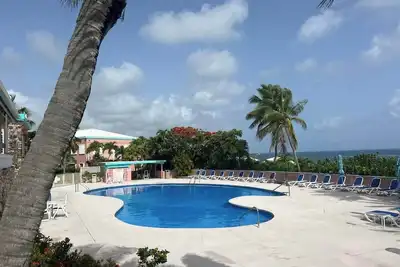 Image de Beachy 2 Bedroom Coakley Bay Condo with Ac, pool and backup generator.