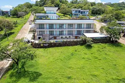 Image de 10/10b Luxury Villa: Pool, Spacious areas, just steps from the Beach, 20 Guests