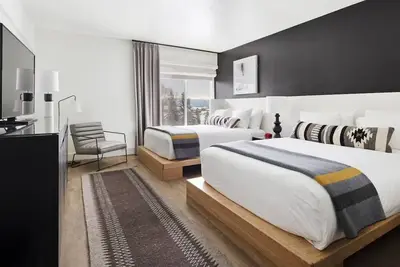 Image de 3 Units, Gnarnia | Two Queen at Gravity Haus Jackson Hole