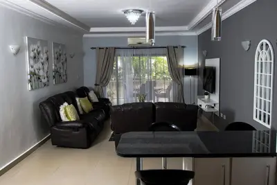 Image de Spacious open plan 3-bedroom apartment, WiFi and power back-up in vibrant Lusaka