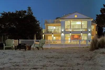 Image de Escape to The Beach House - Your Waterfront Oasis Awaits!