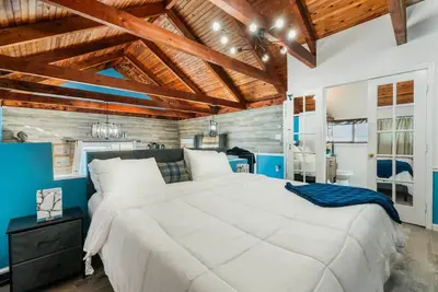 Image de Stunning Bay Views and  Romantic A-Frame Houseboat in Jones Beach, Seaford, Ny