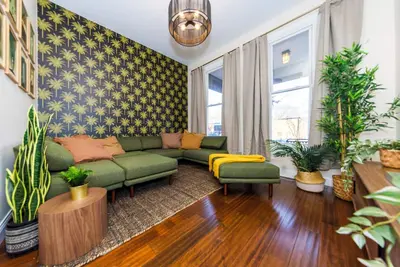 Image de Central house location! Private yard w/ Firepit, Bbq, 3 Kings, 75\" Tv, Parking