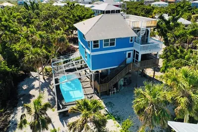 4-bedroom Screened in Pool House with Bar! Golf Carts, Roof Top, and Amenities!